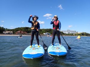 2 woman doing SUP